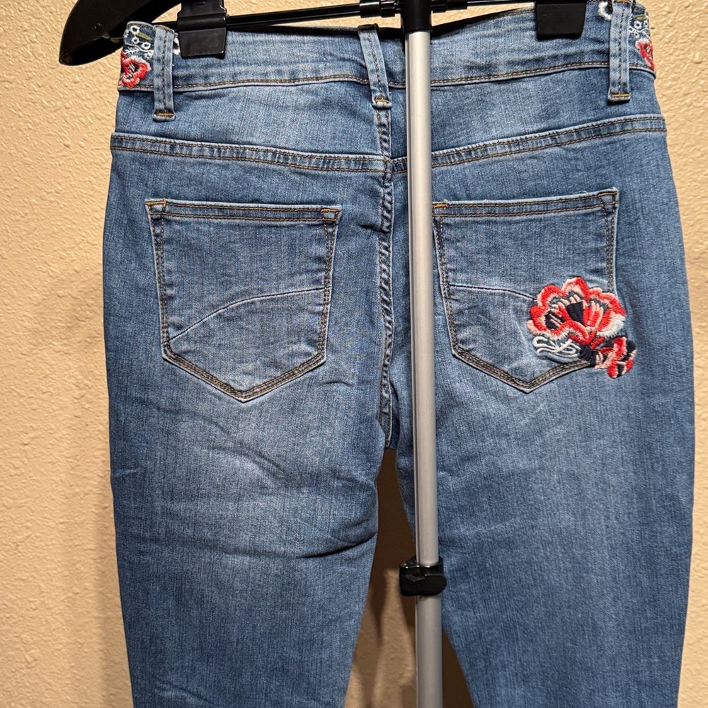 Women’s XS 2/4 vintage medium wash flare raw hem jeans with floral embroidery​ - Picture 6 of 7